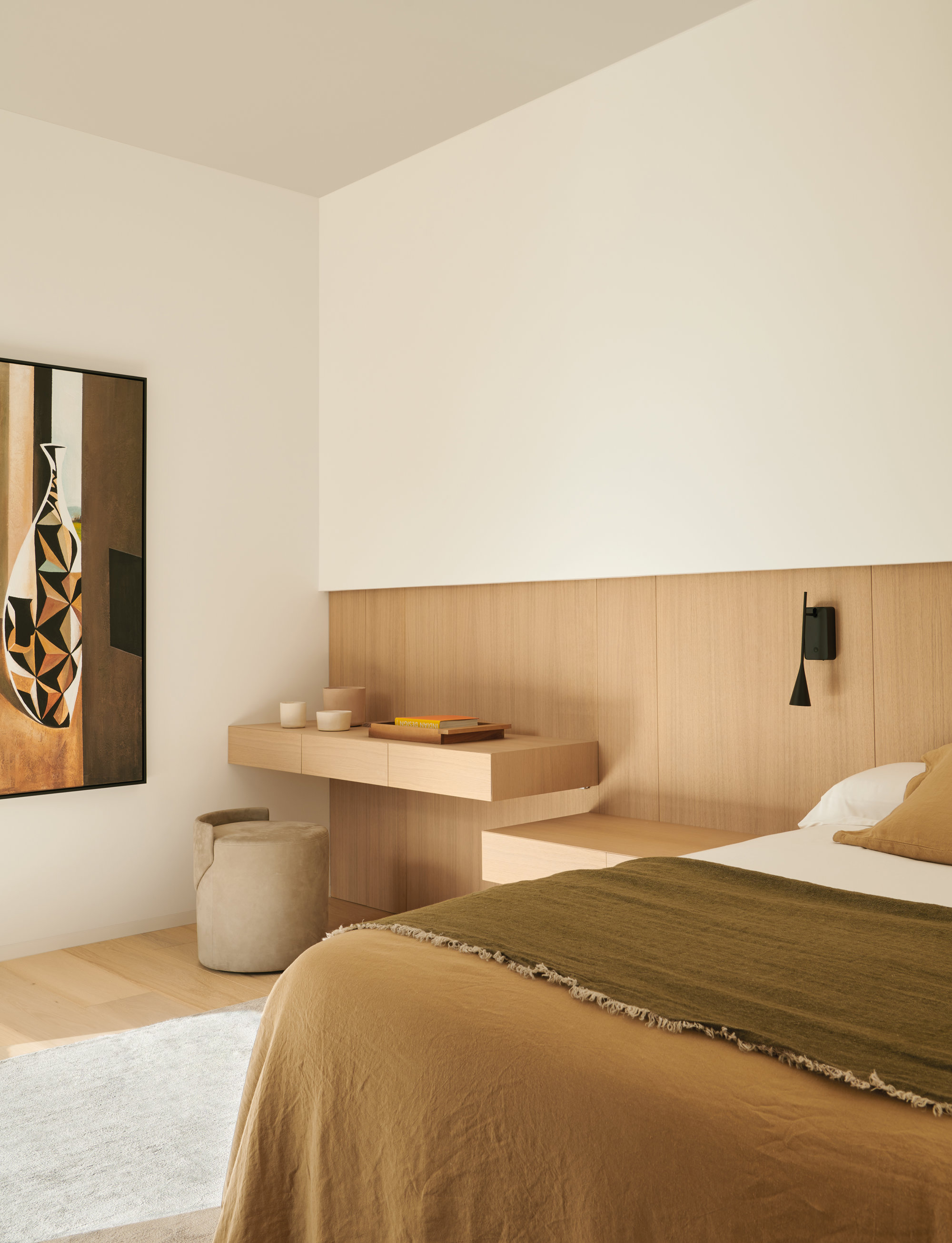 dormitorio en madera con cabecero y cajones integrados